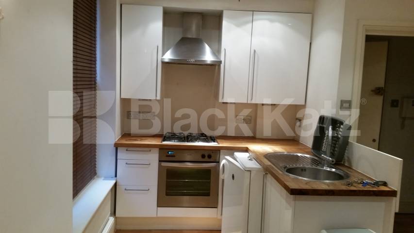 			LET , 2 Bedroom, 1 bath, 1 reception Apartment			 Bedford Road, Clapham North